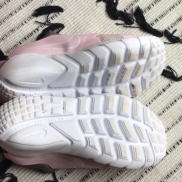 Girls NIKE slip on shoes - Picture 3 of 5